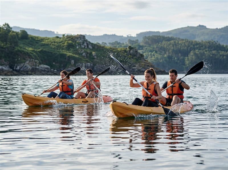 Actividad de kayak para despedidas de soltero en Sanxenxo